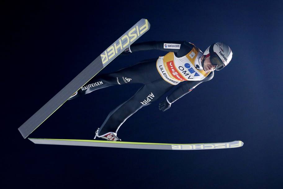 Lo spettacolare volo dal trampolino dello svizzero Simon Annan, nella Coppa del Mondo di Sci in corso a Lillehammer, in Norvegia. (Ap)